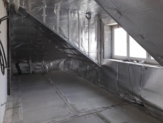 Termoreflexná parozábrana SUNFLEX® Roof-In PLUS eliminuje sálavý prenos tepla vo vzduchovej medzere pod sadrokartónom