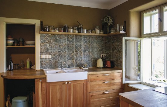 Na stenu z nepálených tehál môžeme pokojne zavesiť aj kuchynskú linku. Stačí použiť hmoždiny, ktoré majú väčšiu dĺžku a priemer než tie pre pálené tehly