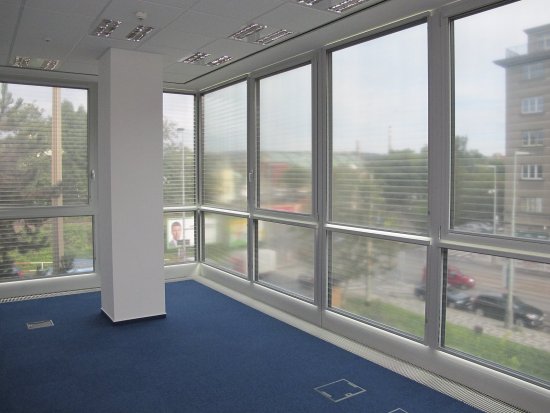 Multifilm - Priehľadná interiérová roleta s optimálnym tieniacim účinkom, ktorá zároveň účinne chráni interiér pred horkom aj mrazom