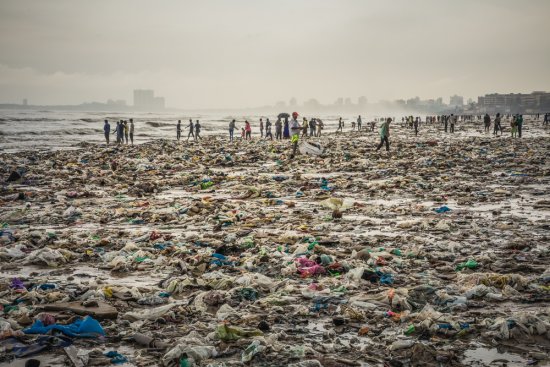 Odpadkami pokrytá pláž v indickej Mumbai. (autor: StevenK, Shutterstock)