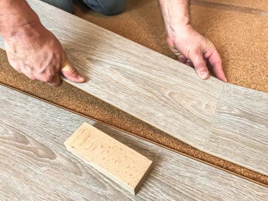 Na podlahách je korok aplikovaný buď ako podlahová vrstva za účelom akustickej a tepelnej izolácie, ale tiež je čím ďalej, tým častejšie využívaný ako vrstva pohľadová.  (autor: ArtCookStudio, Shutterstock)