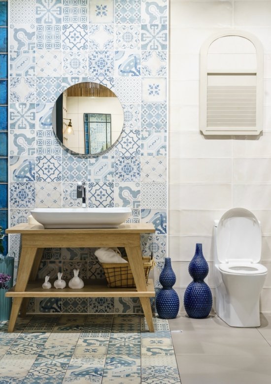 Obkladačky v kúpeľni predstavujú klasiku. Čo by ste však povedali ich novému poňatiu? Aplikujte úzky pás vzorovaných kachličiek vertikálne po celom obvode miestnosti. (autor: NavinTar, Shutterstock)
