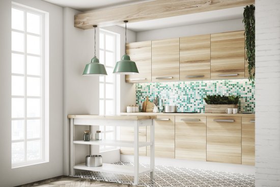 Kombinujte a kombinujte: obkladačky rôznych vzorov a farieb (mozaika u kuchynskej linky, vzorovaná dlažba na podlahu), dlaždice s inými materiálmi (na obrázku s drevom) prežiaria Váš interiér. (autor: ImageFlow, Shutterstock)