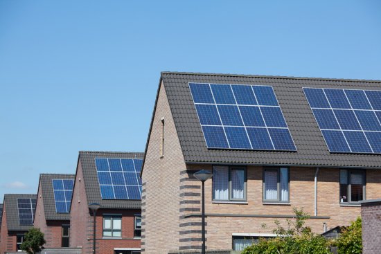 Solárne panely by mali byť v ideálnom prípade umiestnené na streche so sklonom 35°. Nie je však vylúčené ani ich situovanie na vodorovných strechách, na fasádach alebo balkónoch bytových domov.