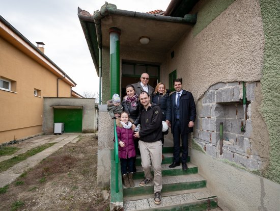 Dodo, Katka, Kristínka a malý Danielko Hučkovci pred ich domom, ktorý prejde kompletnou rekonštrukciou pre zdravé bývanie RenovActive. Spolu s nimi Jozef Belický, Dagmar Plevačová a Norbert Kurilla.