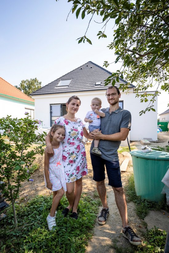 Hučkovci zo Šale vždy snívali, že budú bývať v dome s nízkou spotrebou energie a s veľkou záhradou. Majú radi prírodu, prácu v záhrade a neustále sa snažia hľadať spôsoby, ako znižovať vlastnú uhlíkovú stopu. Štvorčlenná rodina prirodzene uvažuje o budúcnosti našej planéty. Pestuje permakultúru, triedi odpad, sadí stromy a kvety, zakladá komposty.