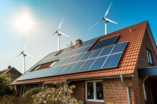 Solárnu energiu je možné využiť či už aktívne prostredníctvom panelov - napríklad na streche, tak pasívne umiestnením rozmerných okien na juhozápadnej strane domu. Foto: Dyiana Dimitrova,shutterstock