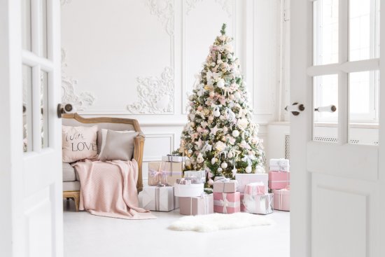 Biela farba na vianočnom stromčeku a výzdobe bude tento rok dominujúcou. Foto1: Alena Ozerova, Shutterstock, Foto2: Sergey Migheev, Shutterstock
