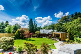 Chýba vám v dome priestor a pokoj na prácu? Vybudujte si ho na záhrade - tzv. garden offices alebo záhradné kancelárie dnes stúpajú na popularite