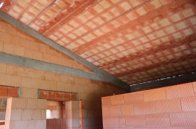 Ťažká šikmá strecha z keramicko-betónových panelov HELUZ  je odolná, trvanlivá a tepelne aj zvukovo výborne izoluje