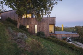 Atypický dom s panoramatickým výhľadom zdôrazňuje výhody terasových stavieb