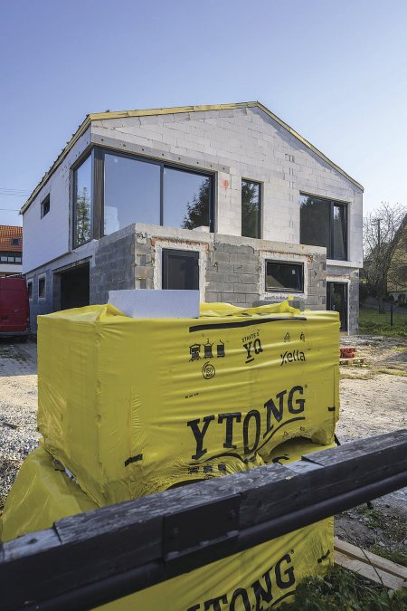 Montáž ťažkej strechy Ytong zvládnu aj ľudia stavajúci svojpomocne. Dvojica zručných pracovníkov ju zhotoví počas troch dní