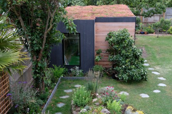 Zelenú strechu môžete zvoliť aj na malú stavbu a využívať jej výhody. foto:  Lois GoBe, shutterstock 