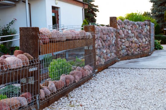 Netradičné poňatie gabionového plotu. Foto: vladdon, shutterstock