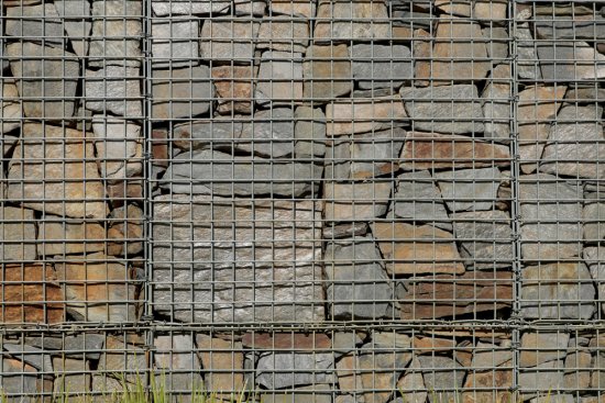 Gabionové konštrukcie sú drôtené koše, vyplnené najčastejšie kamením. Foto: Andrea Gaiss, shutterstock
