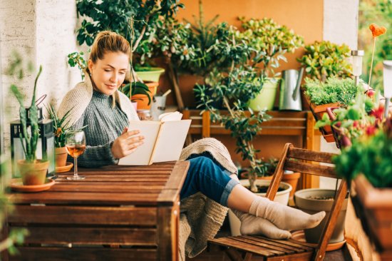 Z obyčajného panelákového balkóna si počas víkendu môžete vytvoriť oázu pokoja.Foto: AnnaNahabeth, shutterstock