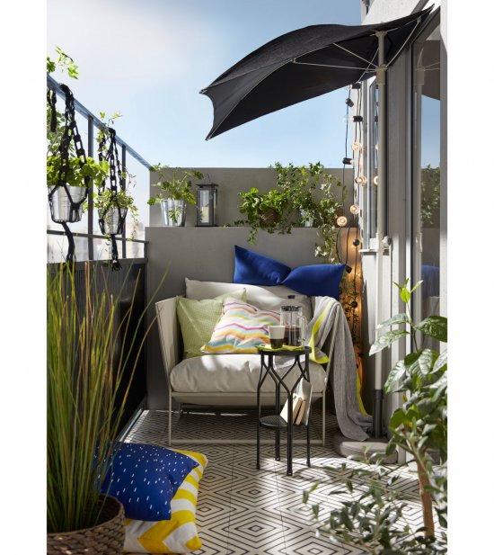 Na malý balkón si môžete zaobstarať polkruhový slnečník, ktorý zaberá o polovicu menej miesta než klasický. Foto: Ikea
