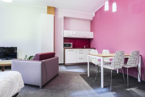 Do malých priestorov sa najlepšie hodia svetlejšie, neutrálne odtiene, ktoré malý byt priestorovo zväčšia. Zaujímavým riešením môže byť aj použitie ružovej farby, ktorá dodá bytu určitú odlahčenosť a hravosť. Foto:  Photographee.eu, shutterstock