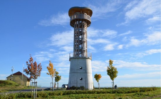 Rozhľadňa na Seneckej hore pri Pavlíkove stojí vo výške 506 metrov nad morom a ponúka výhľad do Rakovníckej kotliny aj Brdy s hradom Radyní. Zdroj: archív mesta Pavlíkov