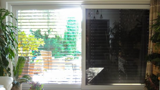 Oslnené okná je ideálne tieniť vonkajšou žalúziou alebo roletou aj tu platí pravidlo, že čím svetlejšia, tým lepšie. Foto: redakcia