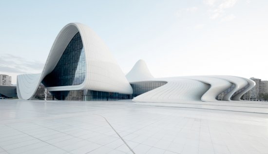 Heydar Aliyev Center. V centre sa nachádza konferenčná sála, galéria a múzeum. Baku, Azerbajdžan.  Foto: Baranov E, shutterstock