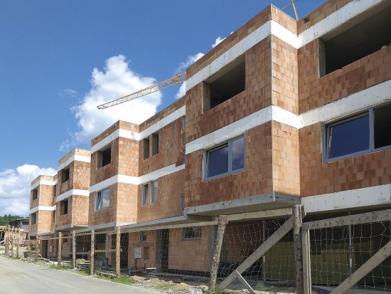 Obvodové murivo bytových i radových domov bolo navrhnuté z brúsených tehál HELUZ PLUS 38