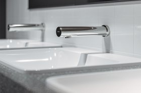 Bezkontaktná hygiena s úspornými perlátormi vo verejných sanitárnych miestnostiach