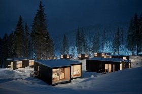 Minimalistické modulárne dvojdomy prinášajú škandinávsku architektúru do Nízkych Tatier