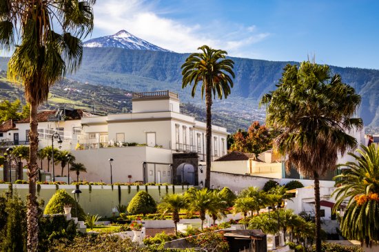 Na španielskom ostrove Tenerife je vo veľkom vidieť svetlé až biele povrchy strechy a stien, ktoré odrážajú slnečné i tepelné žiarenie, takže sa na slnku neprehrievajú a zároveň sálajú len minimum "svojho" tepla do okolia Zdroj: maritxu, shutterstock