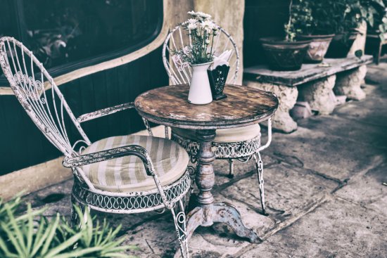 Romantická a rozprávková - presne taká je záhrada v štýle shabby chic. Zdroj: ESstock, shutterstock