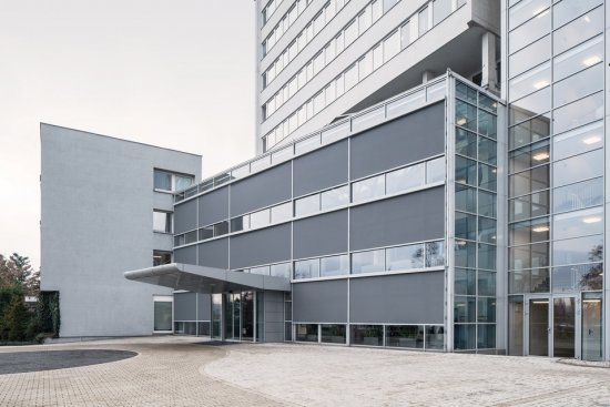 Na budove v Mladej Boleslavi, kde sídli firma Škoda Auto, boli nefunkčné screenové rolety vymenené za nové a reprezentatívnejšie. Tieniaca technika značky Minirol tu bola inštalovaná na ploche okolo 180 m2