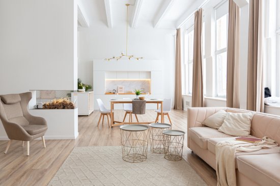 Interiér moderného bytu v škandinávskom štýle pôsobí odlahčeným dojmom. Foto: PinkyWinky, shutterstock