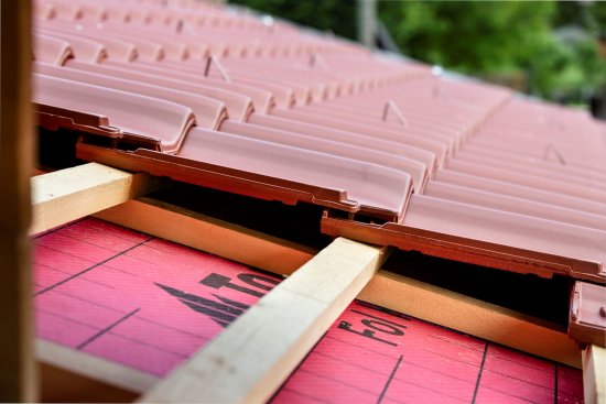 2.	Veľkoformátové posuvné škridly Samba sú vhodné aj na strechy s nízkym sklonom. Premyslený systém odvodňovací drážok efektívne odvedie zrážkovú vodu na celú plochu krytiny. S patričným hydroizolačným systémom optimálne spĺňa technické požiadavky na nízke strechy. (Zdroj: Wienerberger)