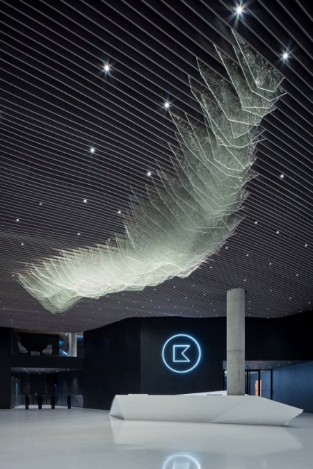 Jedným z umeleckých diel umiestnených v interiéroch je aj Ľadovej z dielne spoločnosti Lasvit, ktorý osvetľuje vstupné lobby. Foto: BoysPlayNice