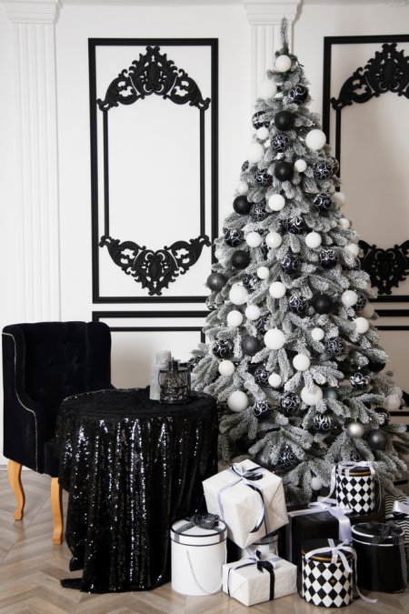 Čierna nie je bežne spájaná s Vianocami, ale v kombinácii s elegantnou striebornou bude vyzerať sofistikovano a slávnostne. Foto: Olivkairishka. 