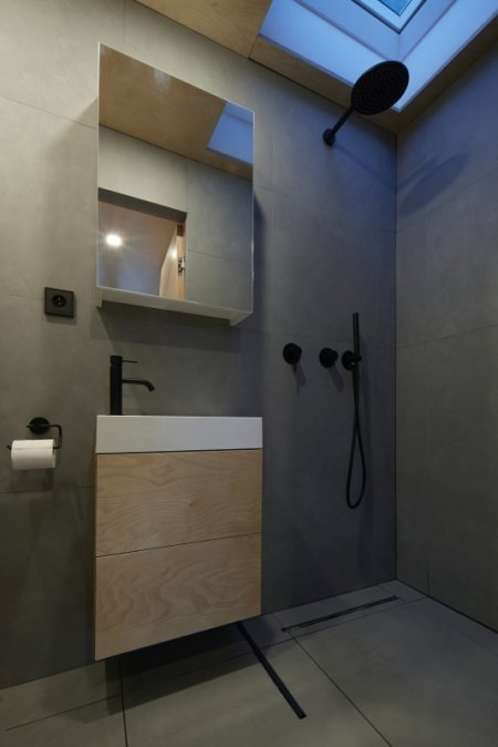 Jednoduchá a praktická kúpeľňa. Toaleta je riešená suchým spôsobom.