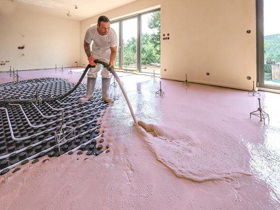 AnhyLevel Heat je na stavbu dopravovaný domiešavačmi ako hotová tekutá zmes na priame použitie. Transport na únosný podklad prebieha pomocou čerpadla a hadíc. Nasleduje odvzdušnenie natriasacou latou a porovnanie. Zmršťovacie škáry sa nerobia.