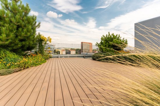 Kompozitné dosky použité na streche poisťovne AXA. Výrobca WPC - Woodplastic a produktový rad Terafest.