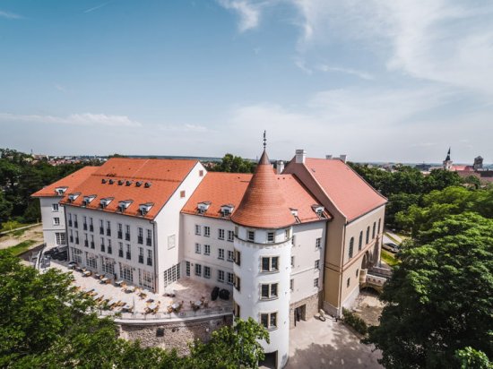 Zámok Pezinok získal ocenenie Stavba roka 2019 a cenu Únie miest Slovenska za celospoločenský prínos v oblasti rozvoja miest a obcí. Multifunkčný objekt s hotelom, vinárňou, galériou a múzeom pokrýva Tondach Bobrovka prírodná. | Zdroj: Wienerberger