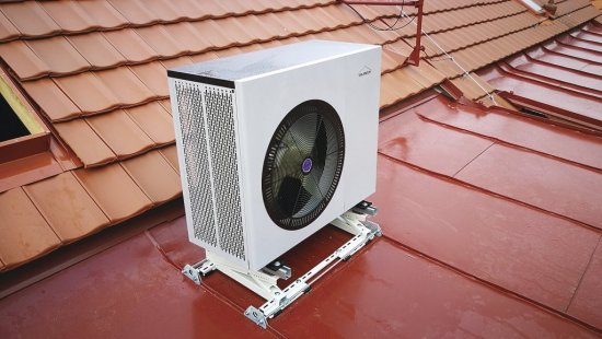 Tepelné čerpadlo VILATECH typ PW030-R8 na streche domu hlavne v letných mesiacoch chladí jednu z bytových jednotiek, umiestnenú pod strechou bytového domu v Prahe Liboci.