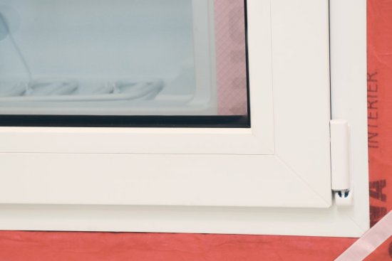 Okno VEKRA Komfort EVO na fotografii je vybavené funkčnou uzáverou pripájacej škáry, ktorá významne napomáha zachovaniu tepelnoizolačných vlastností výrobku.