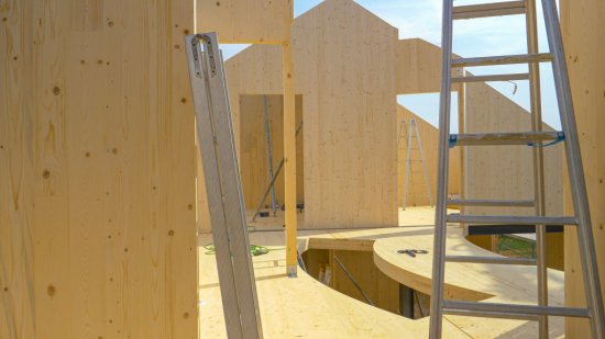 Výstavba z masívnych drevených panelov typu CLT. Foto: Flystock