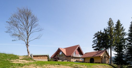 Obľúbeným miestom letných stretnutí je záhradný altánok, na ktorom sa použila rovnaká strešná krytina Tondach ako na hlavnom objekte. Foto: Wienerberger