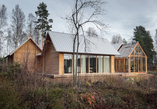 Dom sa nachádza na okraji riedkeho borovicového lesa pri jazere Voxsjön. Zdroj: Hanna Michelson, Fria Folket