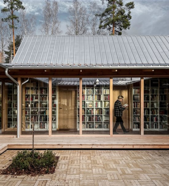 Centrálne umiestnenú knižnicu dopĺňajú štyri objekty so sedlovou strechou. Zdroj: Hanna Michelson, Fria Folket