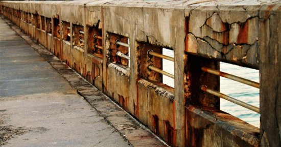 Príčinám predčasných demolícii betónových konštrukcii dominuje problém s koróziou oceľovej výstuže.  Foto: Gregory Alan Eagle