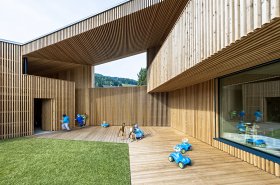 Drevená fasáda a čisté línie. Moderná materská škola v Južnom Tirolsku