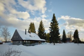 Sklenená chalupa - spredu celkom obyčajná zozadu úchvatná