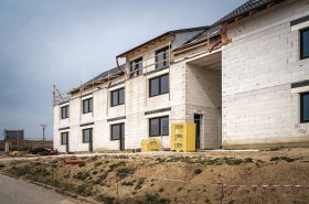 Nový bytový dom v Žarošiciach je postavený z Ytongu a Silky