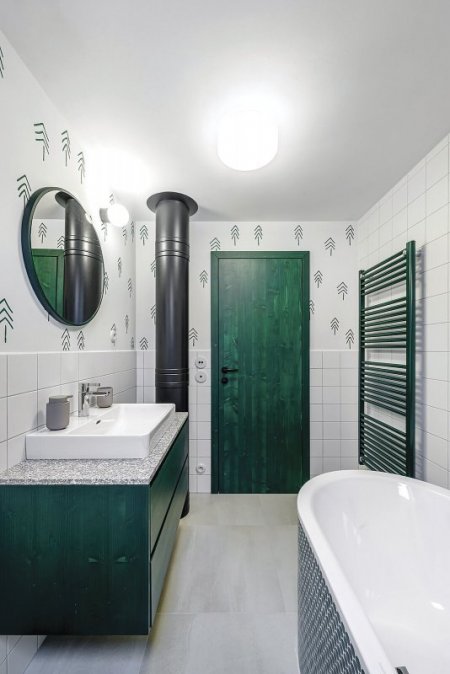Priestor kúpeľní obohacuje jemný vzor smrekov na stenách.  
